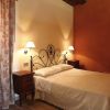 Camera da letto con letto matrimoniale e lampade a muro.