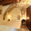 Camera da letto con soffitto ad arco in pietra.