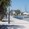 Passeggiata con palme e fontane.