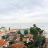 Vista panoramica di una città costiera con case e mare.
