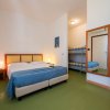 Camera da letto con letto matrimoniale e letti a castello.