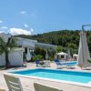 Piccola piscina con sedie a sdraio, sullo sfondo colline.