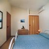 Camera da letto con letto matrimoniale e armadio.