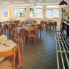 Una sala da pranzo luminosa con tavoli apparecchiati.