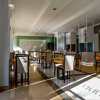 Sala da pranzo elegante con sedie imbottite.