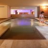 Piscina interna con una persona in costume.