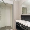 Bagno moderno con doccia e specchio.
