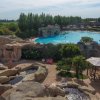 Piscina con rocce e vegetazione, vista dall'alto.