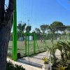 Campo sportivo con persone che giocano.