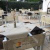 Tavoli apparecchiati in un ristorante all'aperto.