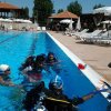 Persone in una piscina che praticano immersioni con autorespiratore.