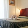 Camera con letto matrimoniale e asciugamani a forma di cigni.
