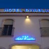 Facciata dell'Hotel Rivablu, con insegne blu illuminate di notte.