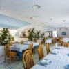 Ristorante luminoso con tavoli apparecchiati.