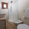 Piccolo bagno moderno con doccia.