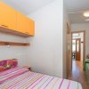 Camera con letto matrimoniale e armadio arancione.
