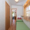 Corridoio con finestra e letto singolo verde.