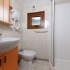 Bagno con doccia, lavandino e bidet.