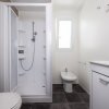 Bagno moderno con doccia, wc e bidet.