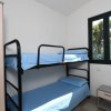 Camera con letto a castello e finestra.