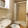 Bagno compatto con doccia, lavabo e bidet.