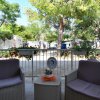 Sedie su terrazza con giardino.
