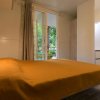 Camera da letto con un letto matrimoniale e una finestra sul giardino.