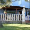 Terrazza con statue bianche e balaustra.