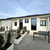 Edificio esterno con piante in fioriere quadrate.