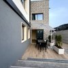 Esterno moderno con patio e ombrellone.