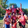 Gruppo di giovani con magliette rosse all'aperto.