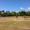 Campo di calcio con giocatori in azione.