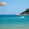 Parasailing sul mare con barca di traino.