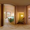 Interno di appartamento con bagno, camera con letto matrimoniale e cameretta con letti a castello.