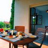 Colazione su tavolo di legno all'aperto con vista sul giardino.