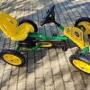 Go-kart giocattolo giallo e nero.