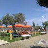 Area relax con lettini e ombrelloni.