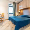 Camera da letto con letto matrimoniale, sedia e tavolo vicino alla finestra.