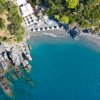 Vista aerea di una spiaggia e acqua blu.