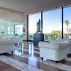 Sala con divani bianchi e ampie vetrate.