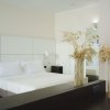 Dettaglio di camera d'hotel con spighe decorative.