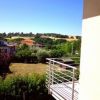 Veduta panoramica di campagna con case e vegetazione.