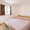 Camera con letto matrimoniale e tende marroni.