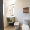 Bagno moderno con WC, bidet e specchio.