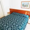 Camera da letto con letto matrimoniale e armadio.