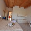 Camera con letto matrimoniale e letti a castello.