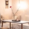 Interno accogliente con tavolo e decorazione floreale.
