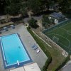 Piscina e campo da calcetto visti dall'alto.