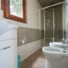Bagno privato con doccia, finestra e bidet.