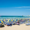 Spiaggia con ombrelloni gialli e blu.